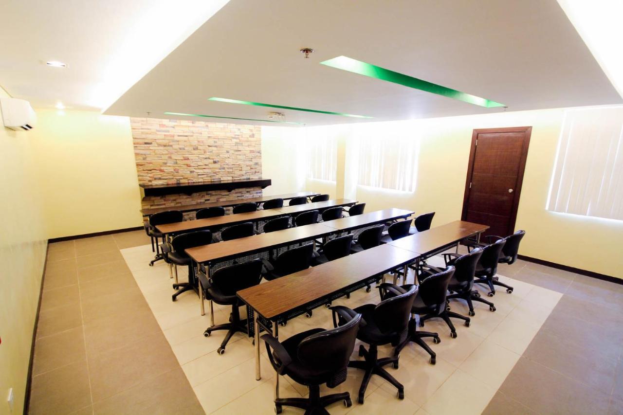 Go Hotels Puerto Princesa Buitenkant foto