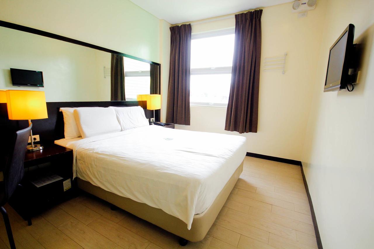 Go Hotels Puerto Princesa Buitenkant foto